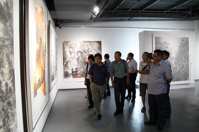 省文聯(lián)文藝創(chuàng)作研討會參會代表參觀2014四川美術(shù)作品展