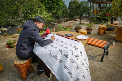 手繪鄉(xiāng)村畫卷 助力鄉(xiāng)村振興 三峽文藝創(chuàng)作者為基層老百姓送&ldquo;精神產品&rdquo;